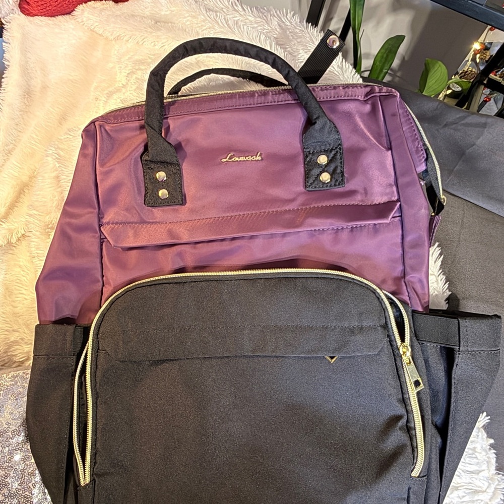 Lovevook backpack. Has lots of compartments. Ideal for travel.